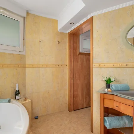 Apartment Beachfront, Two Bed- & Bathrooms, Private Parking Fuengirola