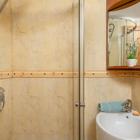 Apartment Beachfront, Two Bed- & Bathrooms, Private Parking *