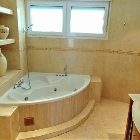 Apartment Beachfront, Two Bed- & Bathrooms, Private Parking