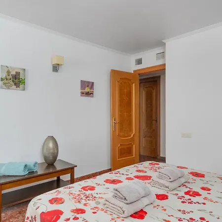 Beachfront, Two Bed- & Bathrooms, Private Parking Apartment