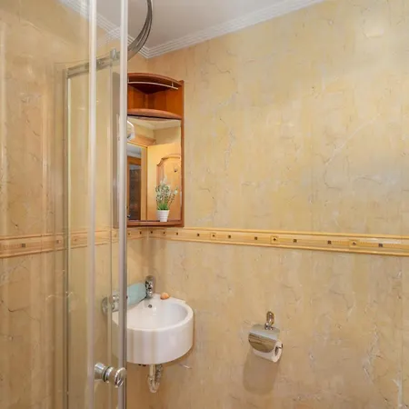 Beachfront, Two Bed- & Bathrooms, Private Parking Apartment *