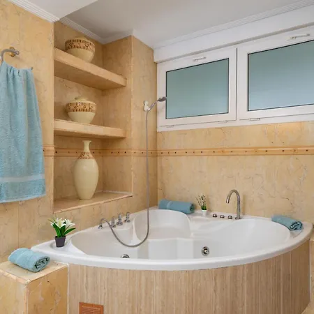 Beachfront, Two Bed- & Bathrooms, Private Parking * Fuengirola