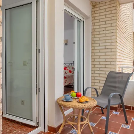 Beachfront, Two Bed- & Bathrooms, Private Parking Apartment *