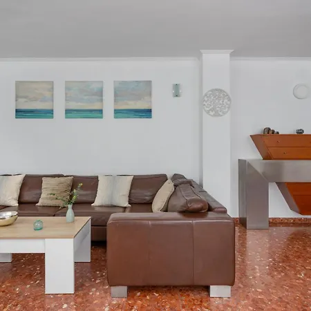 Apartment Beachfront, Two Bed- & Bathrooms, Private Parking