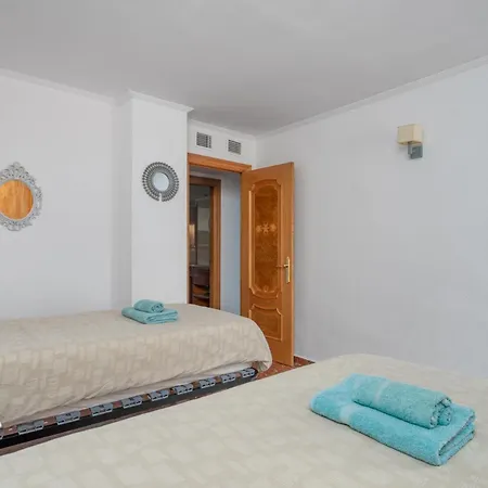 Beachfront, Two Bed- & Bathrooms, Private Parking Apartment *